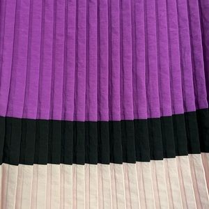 Woman’s pleated skirt NWT size 8 purple / black/ pale pink